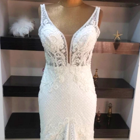 Wedding dress - Picture 1 of 11